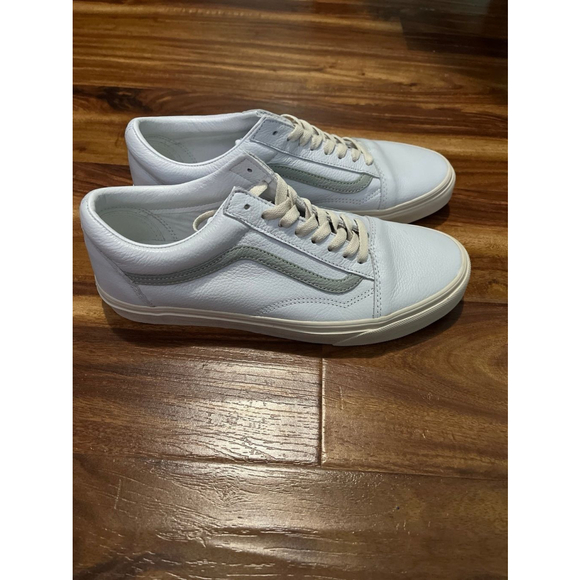 Vans Men’s Old Skool sneakers in vintage white with gray pop. Price is Firm! - Picture 2 of 4